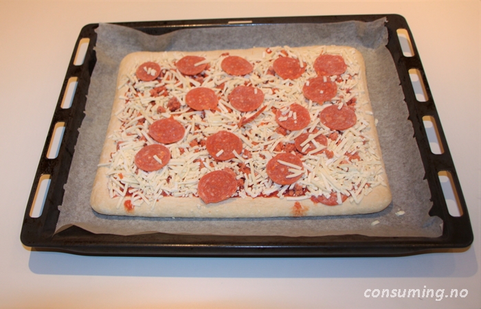 Grandiosa hjemmelaget med pepperoni på brett