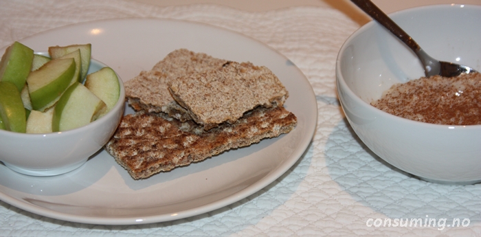 Ryvita Apple & Cinnamon ved siden av havregrøt