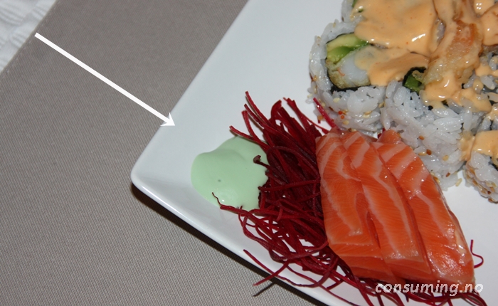 Blue Dragon Wasabi Sauce med Sushi på fatet