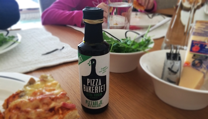 Pizzaolje fra PIzzabakeriet på bordet