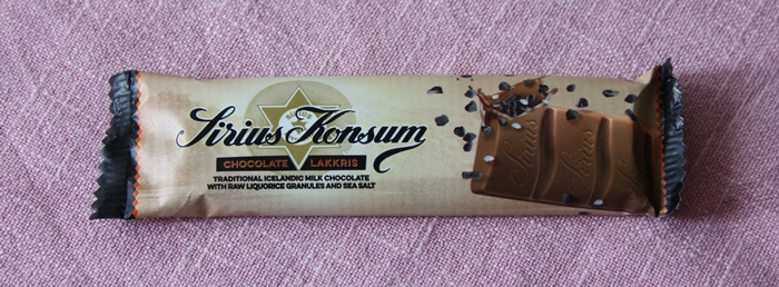 Sirius Konsum lakrissjokolade på duken