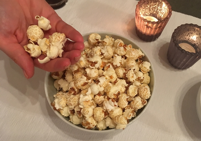 gourmetpopcorn-men-et-hint-av-olivenolje-fra-maarud-i-handa-til-guro