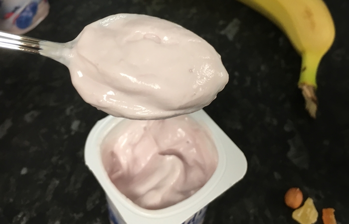 gresk-yoghurt-blabaer-tranebaer-fra-tine-i-skje
