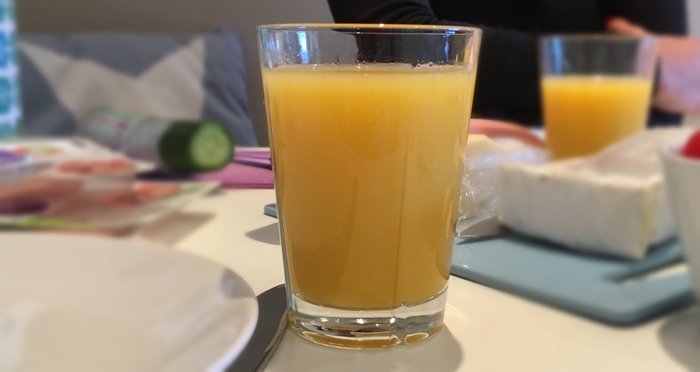 tropicana-juice-med-fruktkjott-i-glass